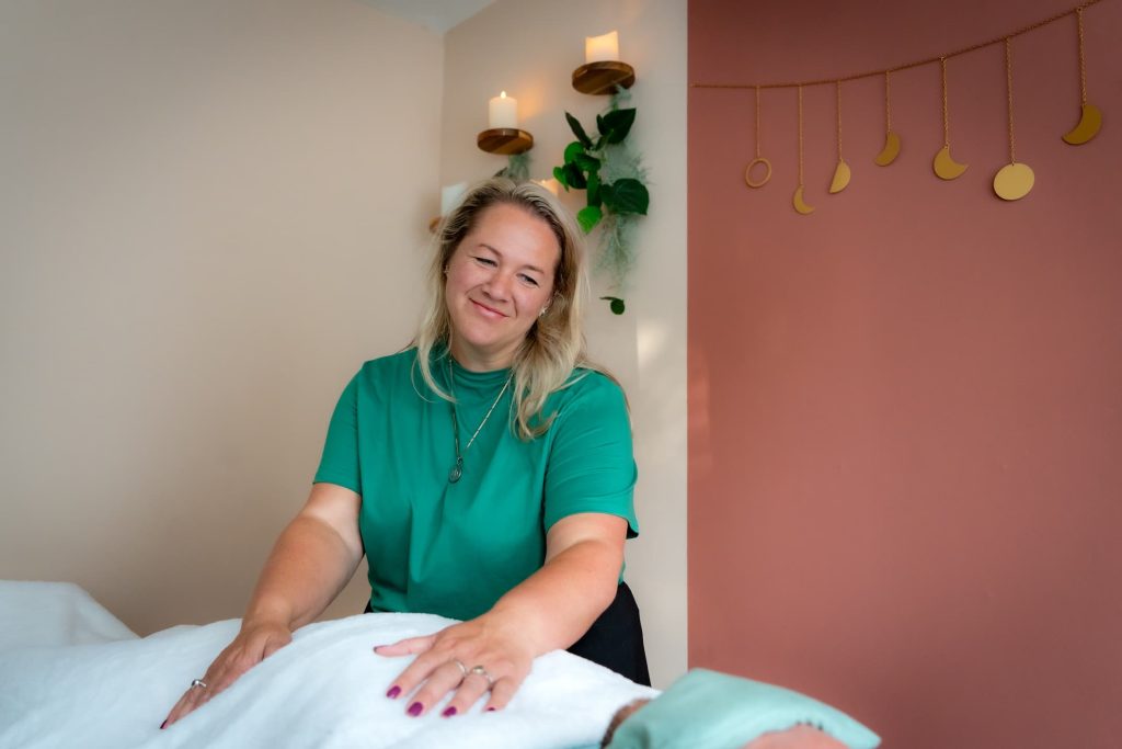 Reiki-behandeling als Holistische therapeut door Claudia Thoen Jouw Licht Leven.