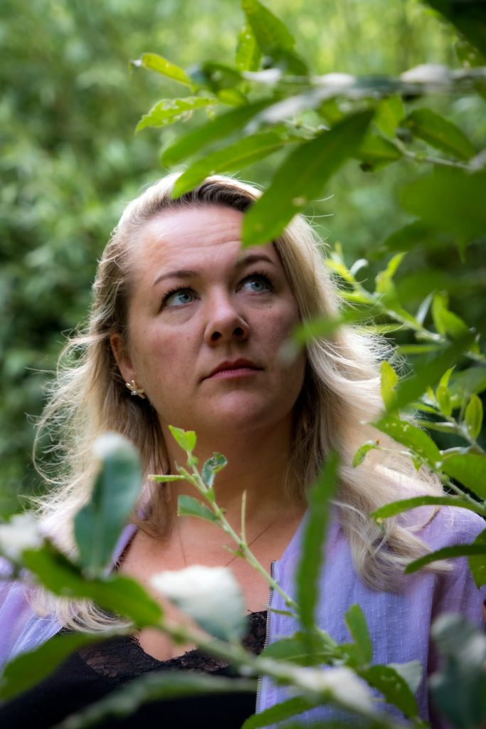 Holistische therapeut Claudia Thoen Jouw Licht Leven tussen de bladereren in Naaldwijk