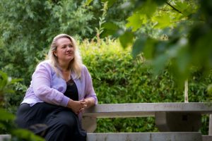 Claudia Thoen de Holistisch Therapeut bij Jouw Licht leven wachtend op een client voor een behandeling in Reiki behandeling, Intuïtieve sessie of het Traject De Powervrouw