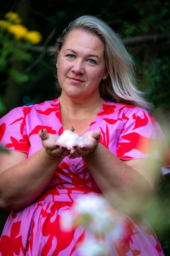 Claudia Thoen | Holistisch Therapeut bij Jouw Licht leven helpt heling met behulp van kristallen energie.