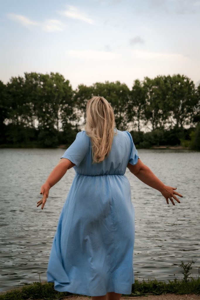 Claudia Thoen Holistisch Therapeut bij Jouw Licht Leven bij een meer.